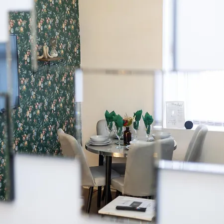 Cozy Home, Sleeps 4,only 7mins From Centre, Parking, Wifi & Netflix Leeds (West Yorkshire)