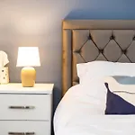 Сasa de vacaciones Cozy Home, Sleeps 4,only 7mins From Centre, Parking, Wifi & Netflix *