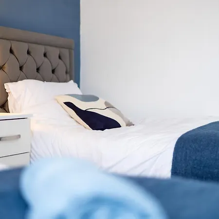 Cozy Home, Sleeps 4,only 7mins From Centre, Parking, Wifi & Netflix Holiday home *