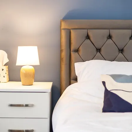 Сasa de vacaciones Cozy Home, Sleeps 4,only 7mins From Centre, Parking, Wifi & Netflix *