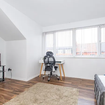 Cozy Home, Sleeps 4,only 7mins From Centre, Parking, Wifi & Netflix Vakantiehuis