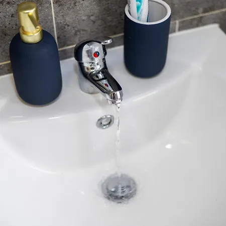 Vakantiehuis Cozy Home, Sleeps 4,only 7mins From Centre, Parking, Wifi & Netflix