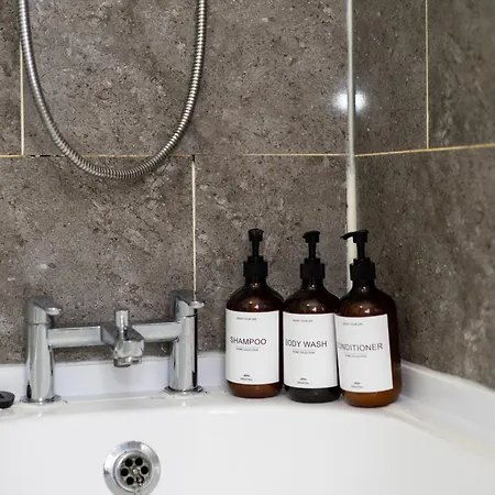 Cozy Home, Sleeps 4,only 7mins From Centre, Parking, Wifi & Netflix Vakantiehuis Leeds (West Yorkshire)