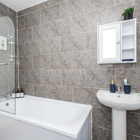 Cozy Home, Sleeps 4,only 7mins From Centre, Parking, Wifi & Netflix Vakantiehuis