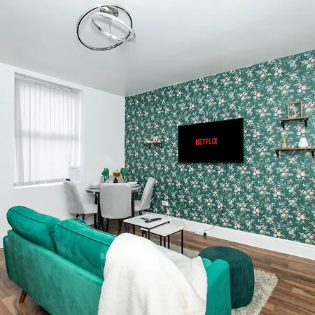 Holiday home Cozy Home, Sleeps 4,only 7mins From Centre, Parking, Wifi & Netflix *