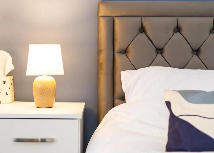 Holiday home Cozy Home, Sleeps 4,only 7mins From Centre, Parking, Wifi & Netflix *