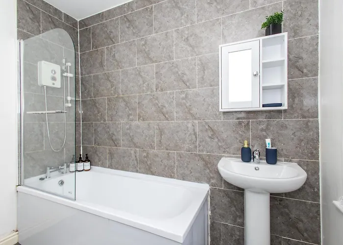 Cozy Home, Sleeps 4,only 7mins From Centre, Parking, Wifi & Netflix Semesterbostad