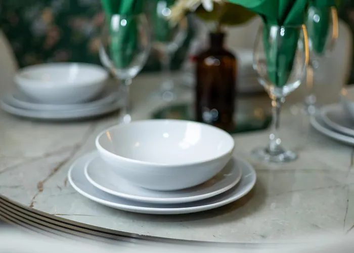 Semesterbostad Cozy Home, Sleeps 4,only 7mins From Centre, Parking, Wifi & Netflix *