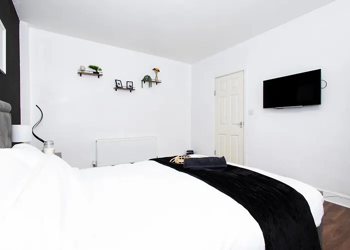 Cozy Home, Sleeps 4,only 7mins From Centre, Parking, Wifi & Netflix Holiday home *