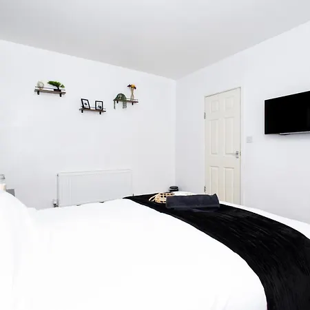 Cozy Home, Sleeps 4,only 7mins From Centre, Parking, Wifi & Netflix 別荘 *