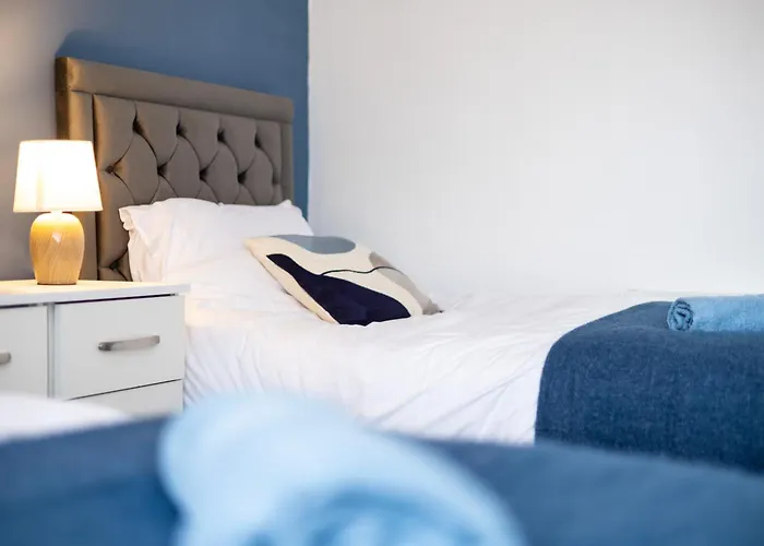 Cozy Home, Sleeps 4,only 7mins From Centre, Parking, Wifi & Netflix 度假居 *