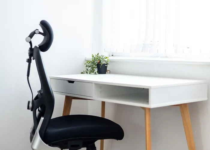 Cozy Home, Sleeps 4,only 7mins From Centre, Parking, Wifi & Netflix 度假居 *