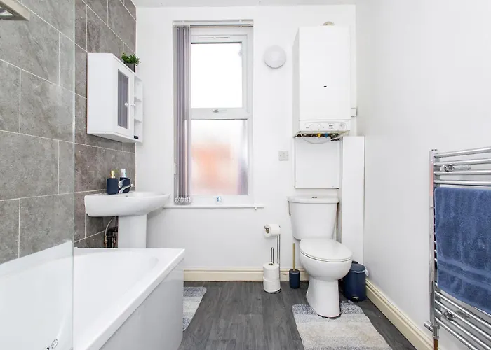 Cozy Home, Sleeps 4,only 7mins From Centre, Parking, Wifi & Netflix 利兹